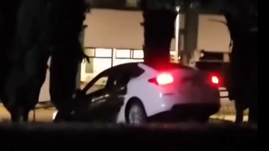 Mujer entra con su auto a la UTP