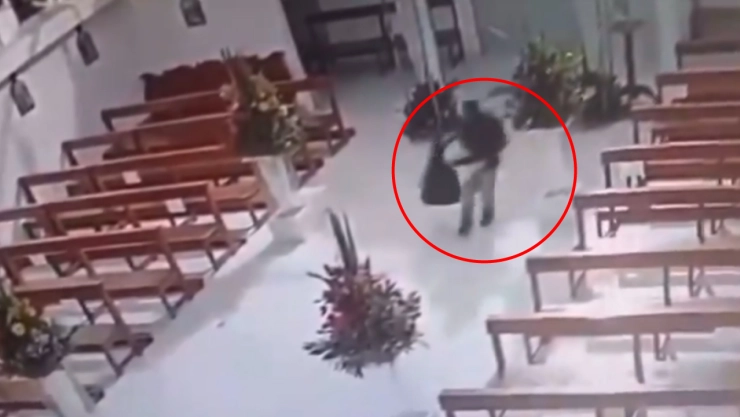 VIDEO: ¡Hasta la limosna se llevaron! Captan cínico ROBO en capilla de Cuautlancingo
