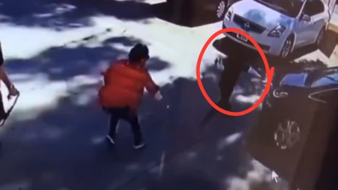 Niño atropellado al cruzar la calle, papás golpean el coche.png