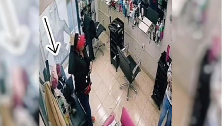 Video Niña roba bolsa dentro de estética, su madre distrae al dueño
