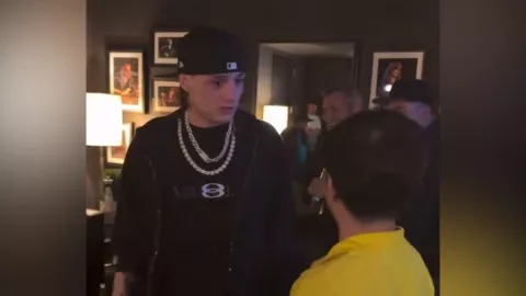 El gesto de Peso Pluma con un fan.jpg