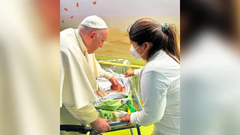Papa Francisco bautiza a un bebé en el hospital Gemelli