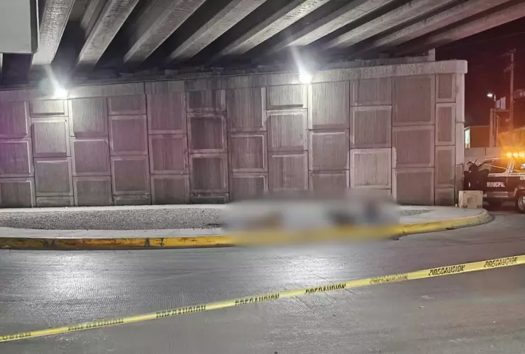 Hallan sin vida a persona en situación de calle bajo puente en Juárez