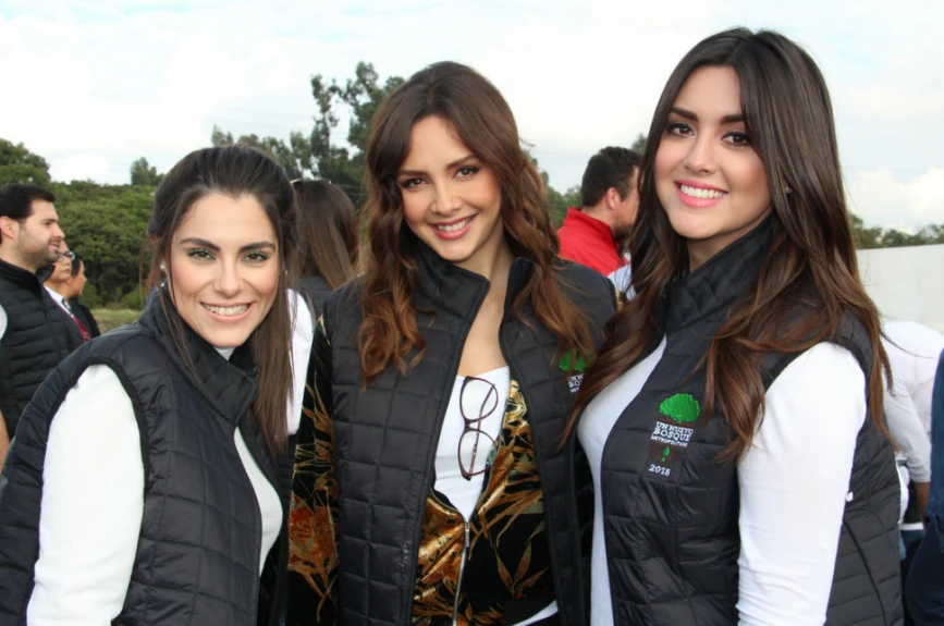 Nuestras compañeras Aline Urbiola y Gabriela Prieto no dejaron pasar la foto del recuerdo