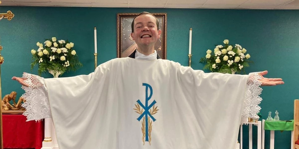padre polaco misa.jpg