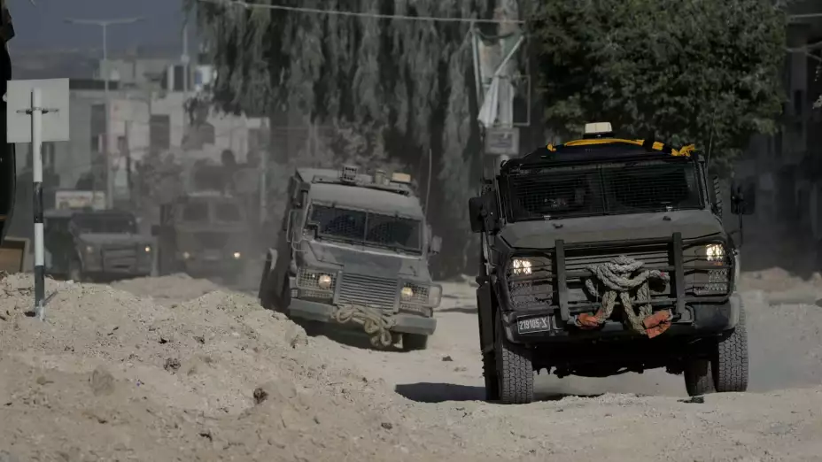 Vehículos blindados israelíes en Cisjordania.