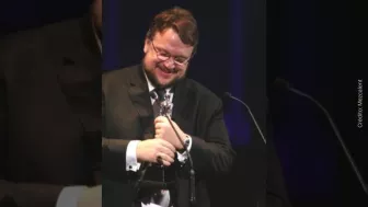 Guillermo Del Toro con un Oscar.jpg