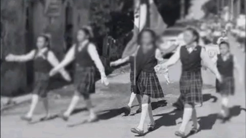 Niñas de la escolta durante un evento cívico en Sotuta, Yucatán