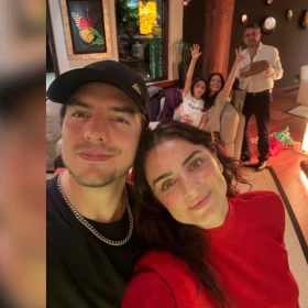 Aislinn Derbez celebra Navidad
