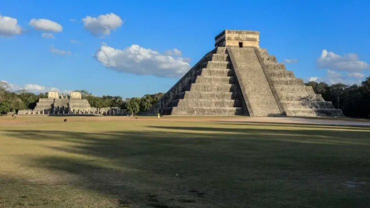 El Templo de Kukulcán, es un edificio prehispánico ubicado en la península de Yucatán.