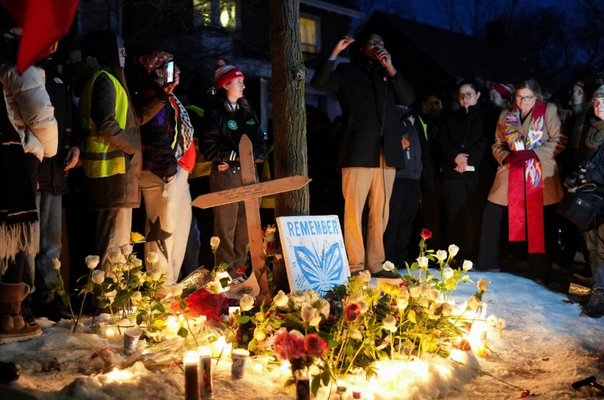 Jaylani Hussein, directora ejecutiva del Consejo de Relaciones Estadounidenses-Islámicas (CAIR-MN), capítulo de Minnesota, habla junto a activistas y líderes comunitarios durante una vigilia por una mujer de 37 años que recibió un disparo en su automóvil por un agente de inmigración de EE. UU.
