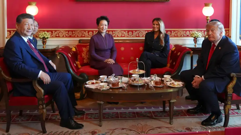 Xi Jinping y Donald Trump con sus esposas en la Sala Roja de la Casa Blanca.
