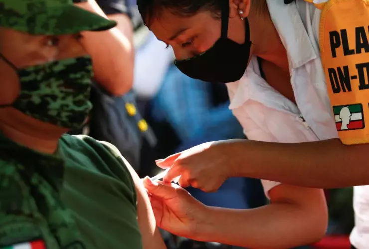 Funcionarios que se salten la fila para ponerse la vacuna podrían pasar hasta 9 años en la cárcel