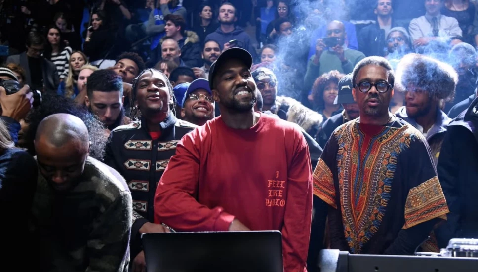 Kanye West ha puesto a la venta sus Yeezy Pods, sus nuevos tenis-calcetas