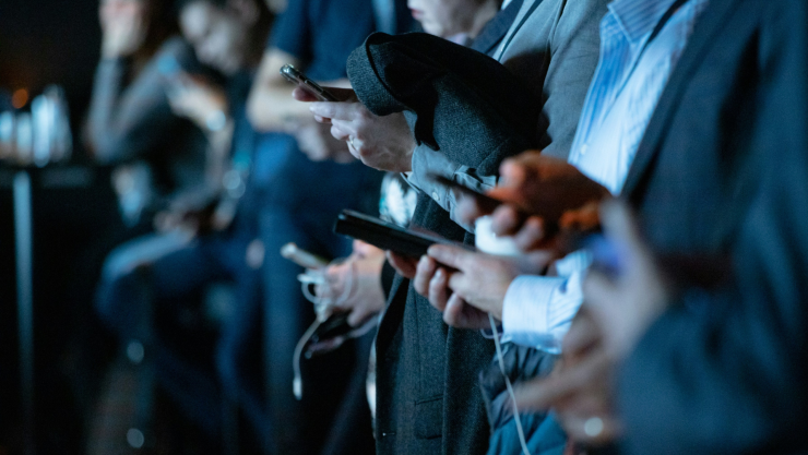 La psicología dice que las personas que no publican en redes sociales son más maduras