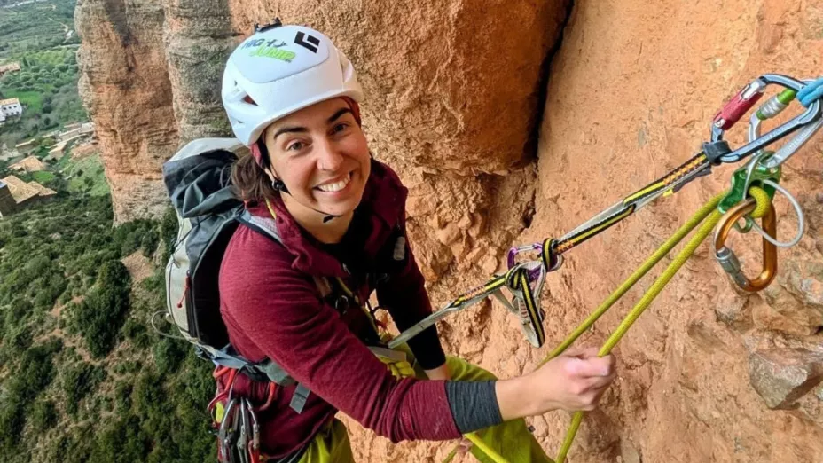 Muere reconocida conductora de televisión a los 34 años en un trágico accidente; ¿cómo ocurrió?