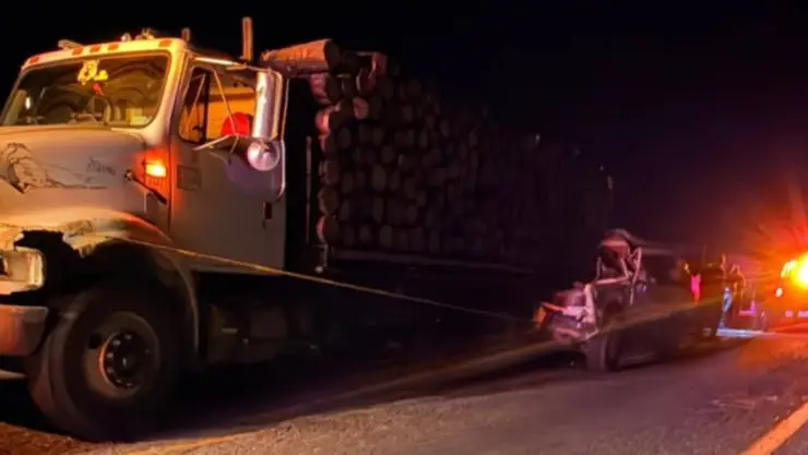 camioneta chocó transporte de madera