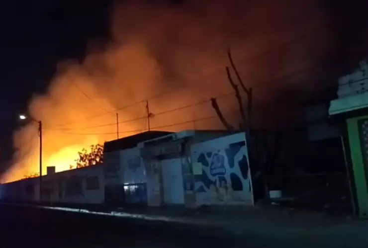 Dramático VIDEO | Voraz incendio sobre cancha de futbol sobre Revolución genera intensa movilización de emergencia