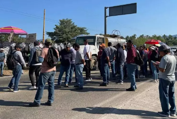 Maestros bloquean la carretera Acapulco-Zihuatanejo hoy, 6 de marzo de 2025