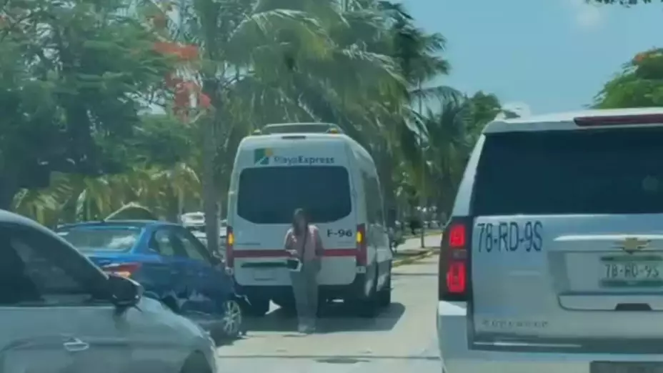 Accidente en Cancún hoy: Auto particular y van de transporte chocan en la avenida Tulum