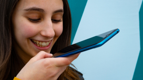 Ya se puede publicar un audio de voz en los estados de WhatsApp