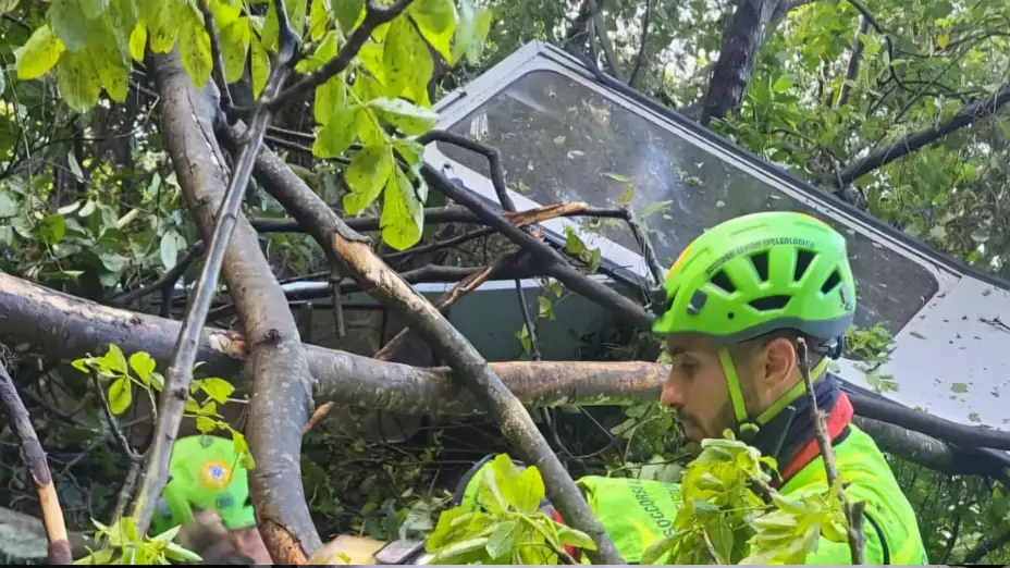 Rescatistas en el lugar donde cayó un teleférico en Nápoles en Italia.