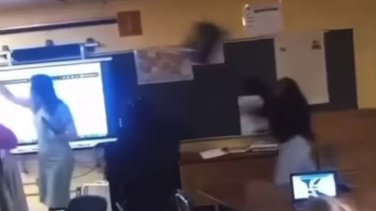 Alumna avienta la silla a su maestra y la deja inconsciente en Estados Unidos