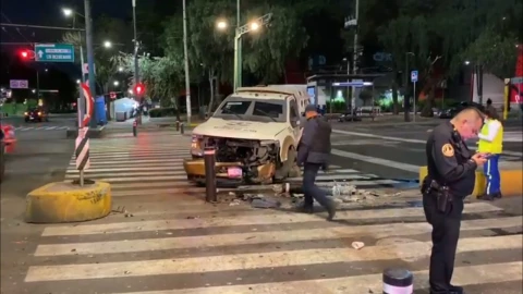 VIDEO-CDMX-Camioneta-de-valores-choca-contra-una-base-de-concreto-en-Eje-Central
