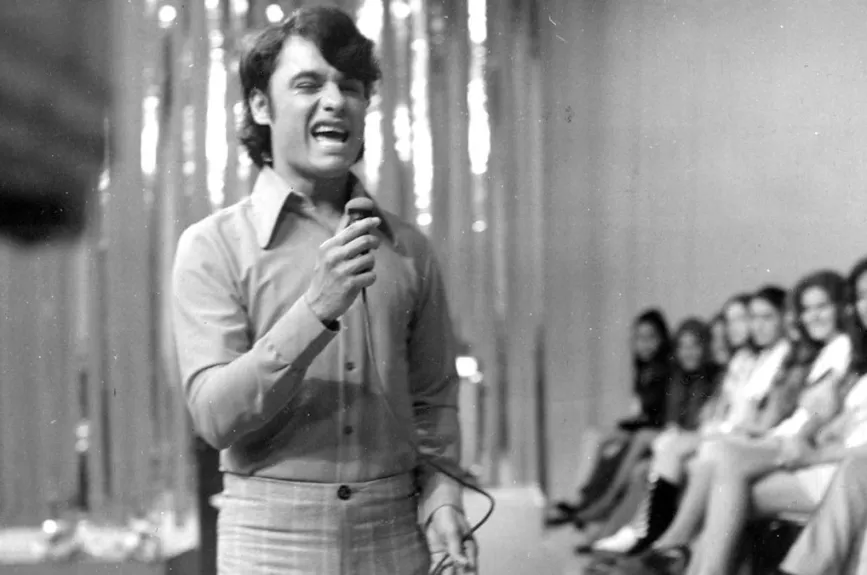 Se dice que Juan Gabriel suena en alguna parte del mundo cada 40 segundos.