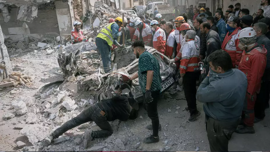 Zona destruida por un ataque aéro israelí-estadunidense en Tabriz, Irán.