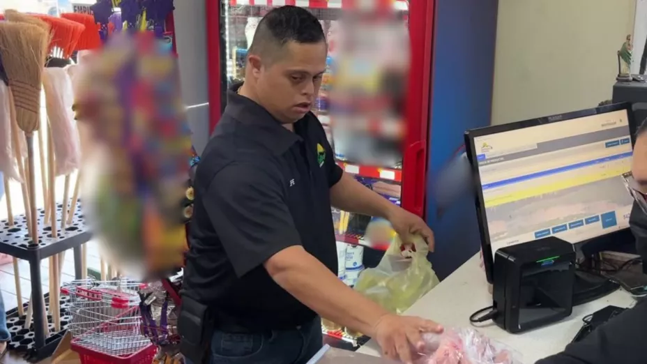 Manuelito, paquetero con síndrome de down en Mazatlán