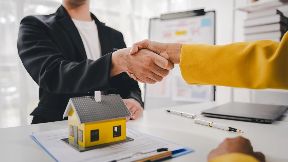 Personas de dan la mano tras un acuerdo