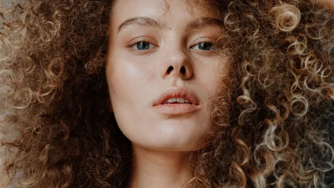 La forma correcta de eliminar el frizz del cabello en verano