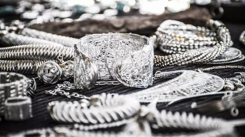 Cuida tus joyas de plata de manera económica
