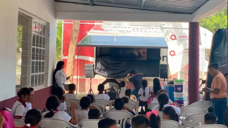 Caravana de la Prevención y Cinemovil llega a Isla Mujeres; brindan plática sobre ACOSO ESCOLAR.jpg