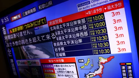 Una pantalla de televisión muestra un informe de noticias sobre la alerta de tsunami de la Agencia Meteorológica de Japón, que dice que espera olas de tsunami de hasta 3 metros.
