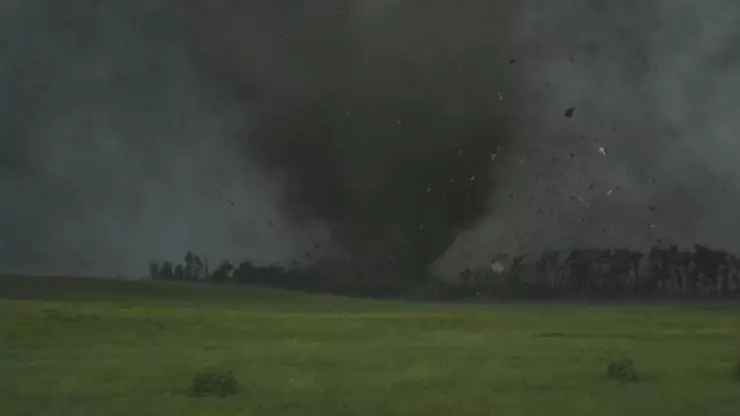 Cazador de tormentas arriesga su vida para capturar en video un tornado en Dakota del Sur