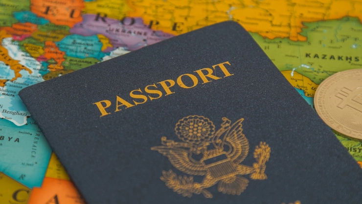 Pasaporte estadounidense encima de un mapa de Europa