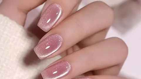 7 diseños de uñas cuadradas con efecto ojo de gato que se ven sofisticadas y son fáciles de hacer