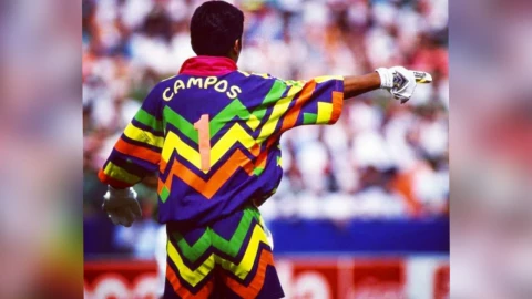 Jorge Campos es homenajeado por contribución a la moda del deporte en París