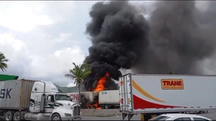 Incendio de tractocamión en la autopista Colima-Manzanillo.