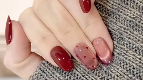Dots con glass - Diseños de uñas para San Valentín 2026