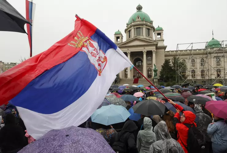 Exigen seguridad en Serbia; miles protestan contra tiroteos masivos en el país.