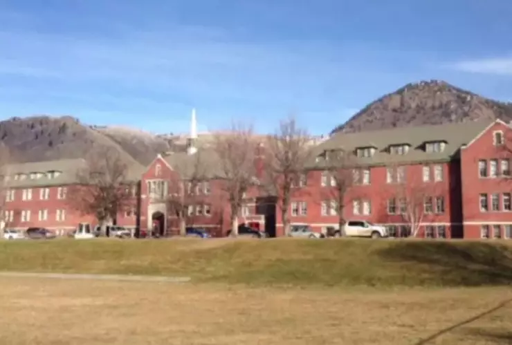 Los restos de 215 niños indígenas, algunos de tan solo tres años, fueron encontrados en el sitio de una antigua escuela residencial para niños indígenas; eran estudiantes de la Kamloops Indian Residential School, en la provincia de Columbia Británica.