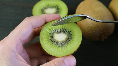 Beneficios de consumir kiwi en las mañanas
