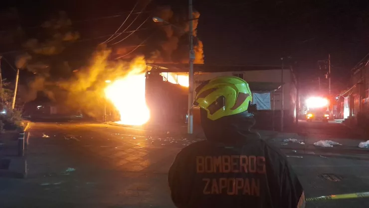 ¡ÚLTIMA HORA! Se reactiva incendio de recicladora en la colonia El Briseño