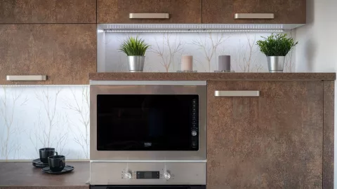 ¿Cómo eliminar la grasa pegada del microondas?