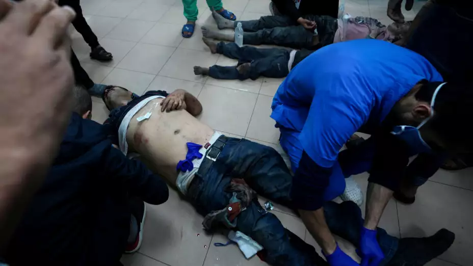 Palestinos heridos tras un bombardeo israelí en la Franja de Gaza.