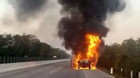 se incendia camioneta en la via cancun