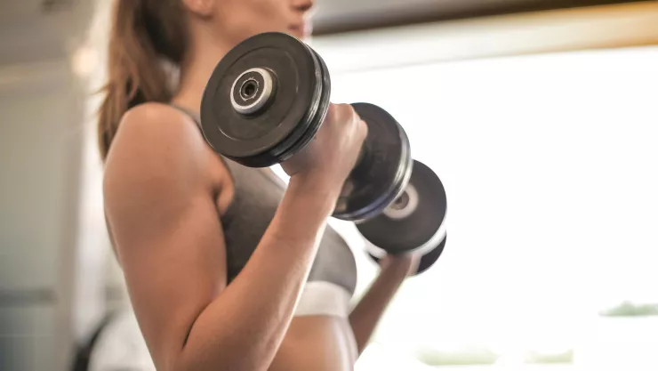 Descubre cuál es el ejercicio perfecto para empezar el día llena de energía